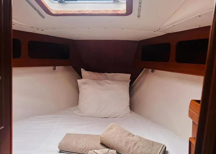 Botel Velero Nadya *