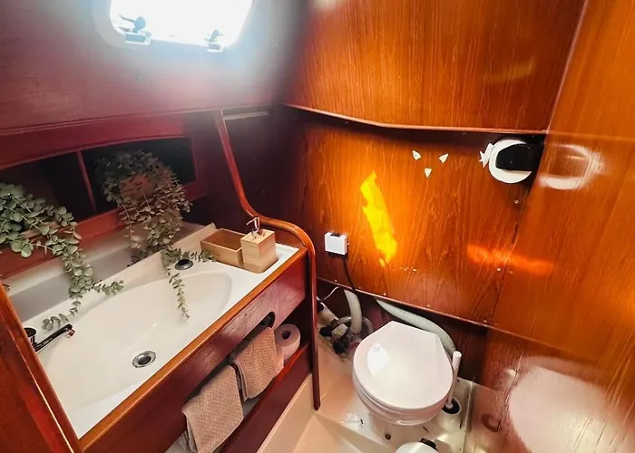 Botel Velero Nadya *