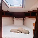 Botel Velero Nadya *