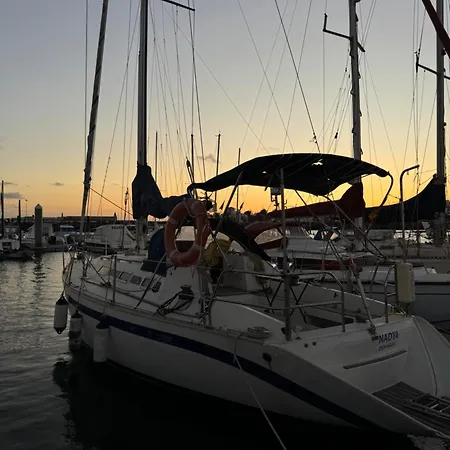 Ботель Velero Nadya Арресифе