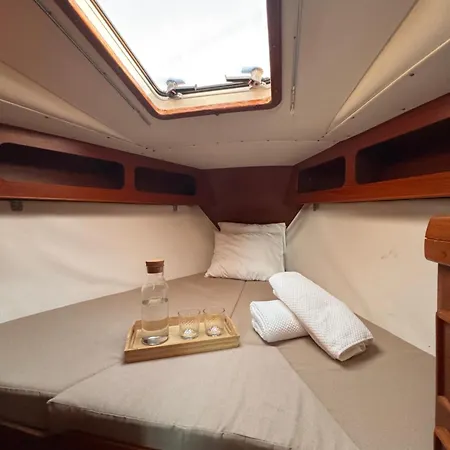 Velero Nadya 보트호텔 아리시페