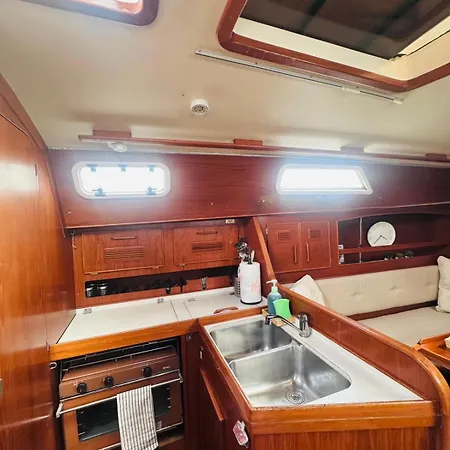 Velero Nadya Арресифе
