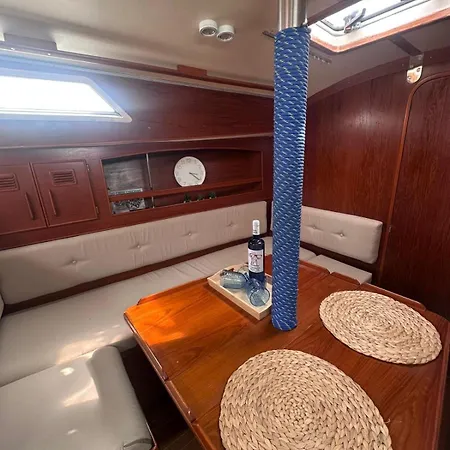Ботель Velero Nadya