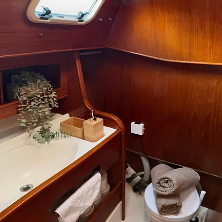 Velero Nadya Ботель *