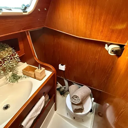 Velero Nadya Арресифе