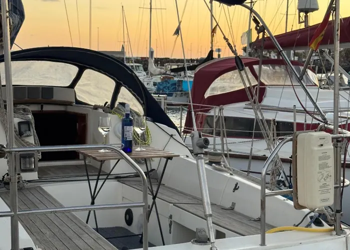 Botel Velero Nadya *