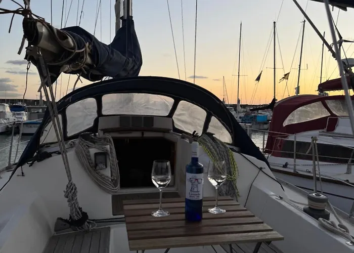 Velero Nadya 보트호텔