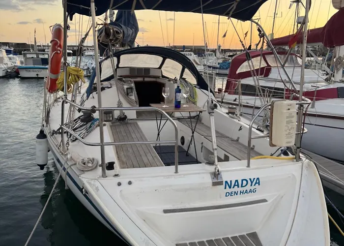 Velero Nadya 보트호텔 아리시페